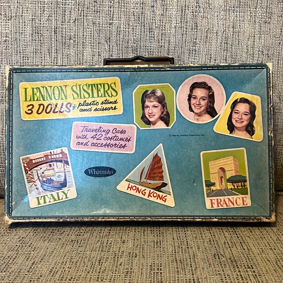 Vintage Lennon Sisters Traveling Case w/ 3 Dolls, Stands, 41 Costumes/Accesories - Picture 2 of 16